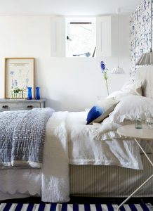 Des petites touches de bleu dans la chambre