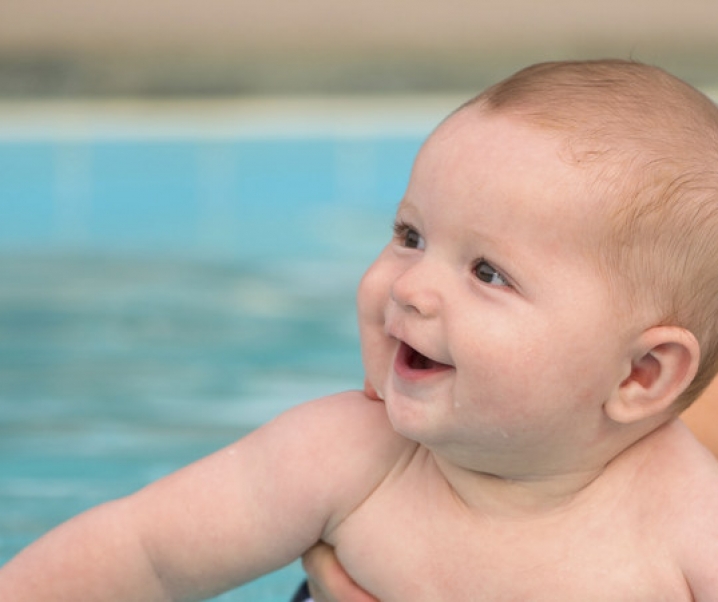 Et si on emmenait bébé nager ?