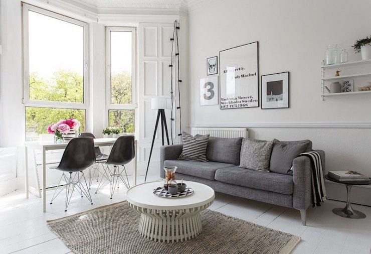 déco-salon-scandinave-noir-blanc-canapé-droit-gris-chaises-Eames