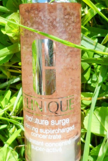 Une peau hydratée avec le concentré Moisture Surge de CLINIQUE