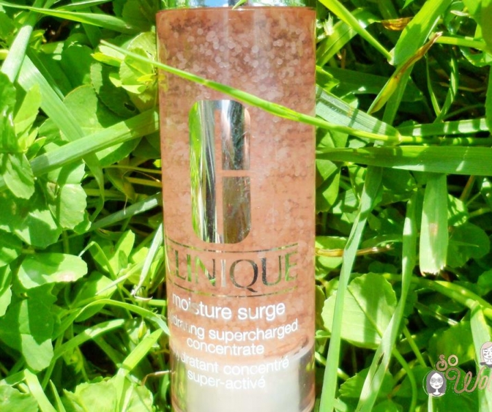 Une peau hydratée avec le concentré Moisture Surge de CLINIQUE