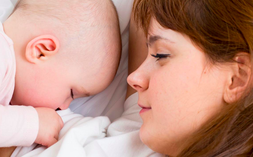 Femme qui allaite un bébé