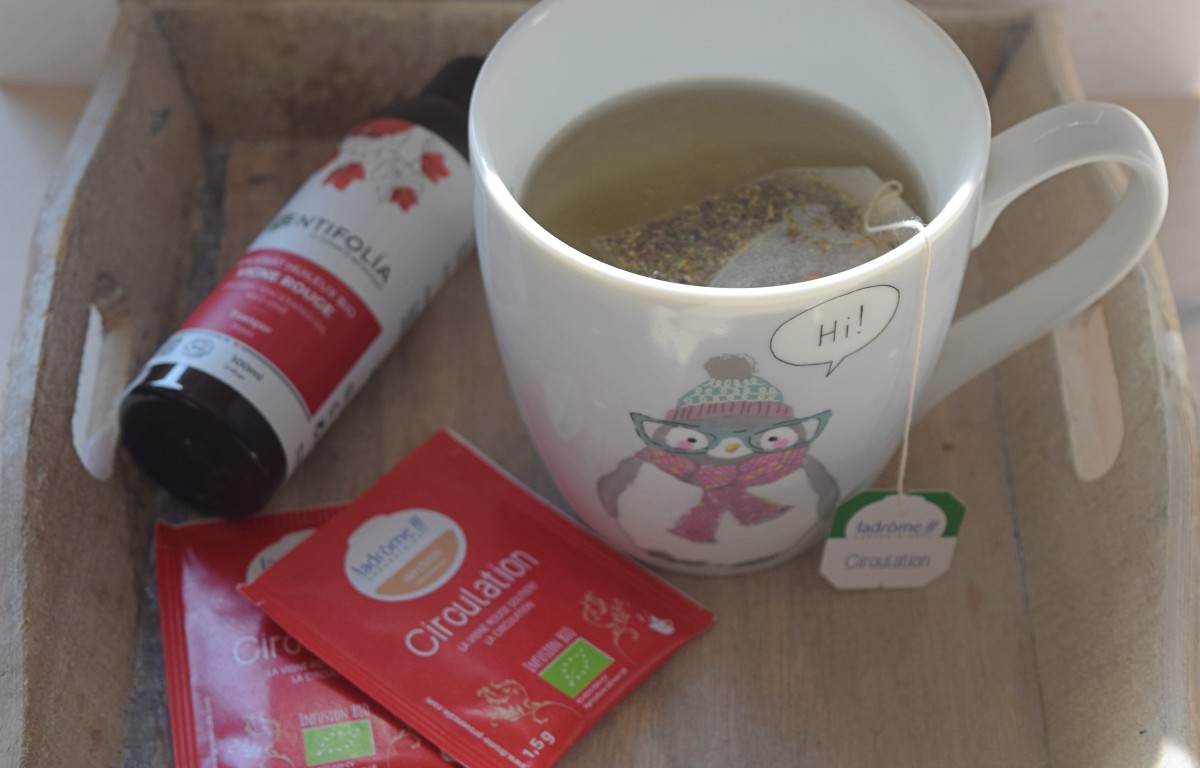 Tasse avec infusion circulation de Ladrôme et macérat huileux de Centifolia