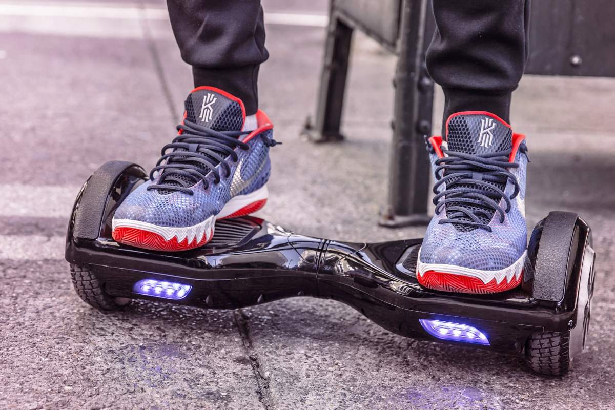 Jeune homme sur un hoverboard