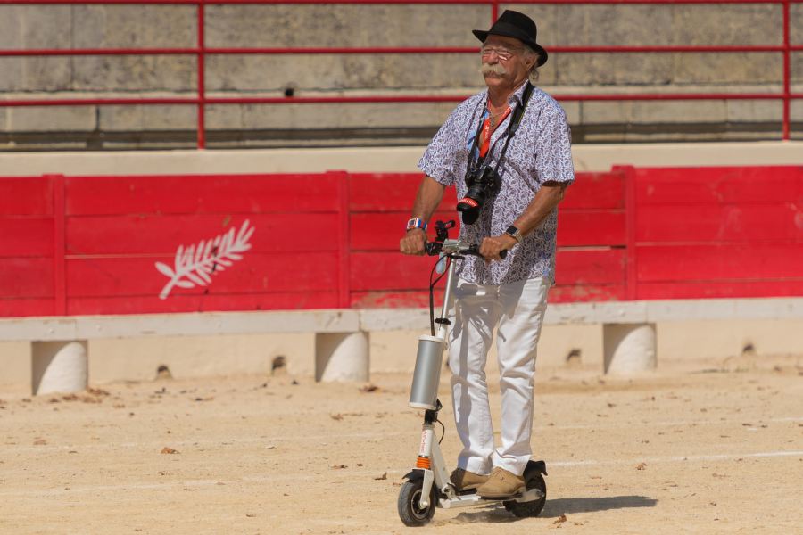 Homme sur une trottinette dans une arène