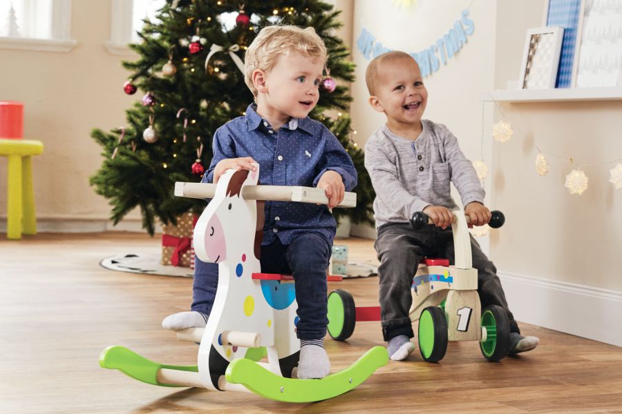 Enfants sur des chevaux à bascule en bois de la marque Playtive de chez Lidl