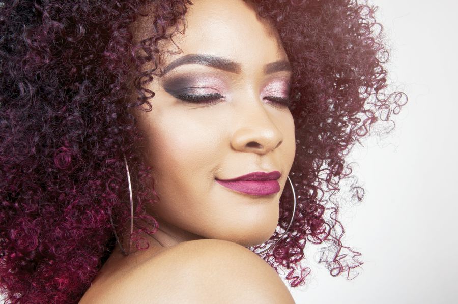 Jeune femme avec des cheveux très bouclés