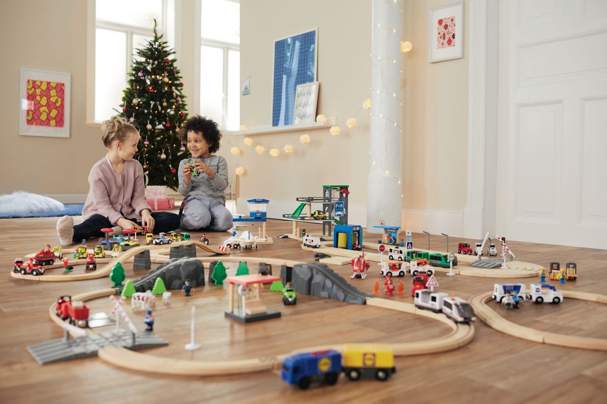 Enfants qui jouent au circuit de train de la marque Playtive de chez Lidl