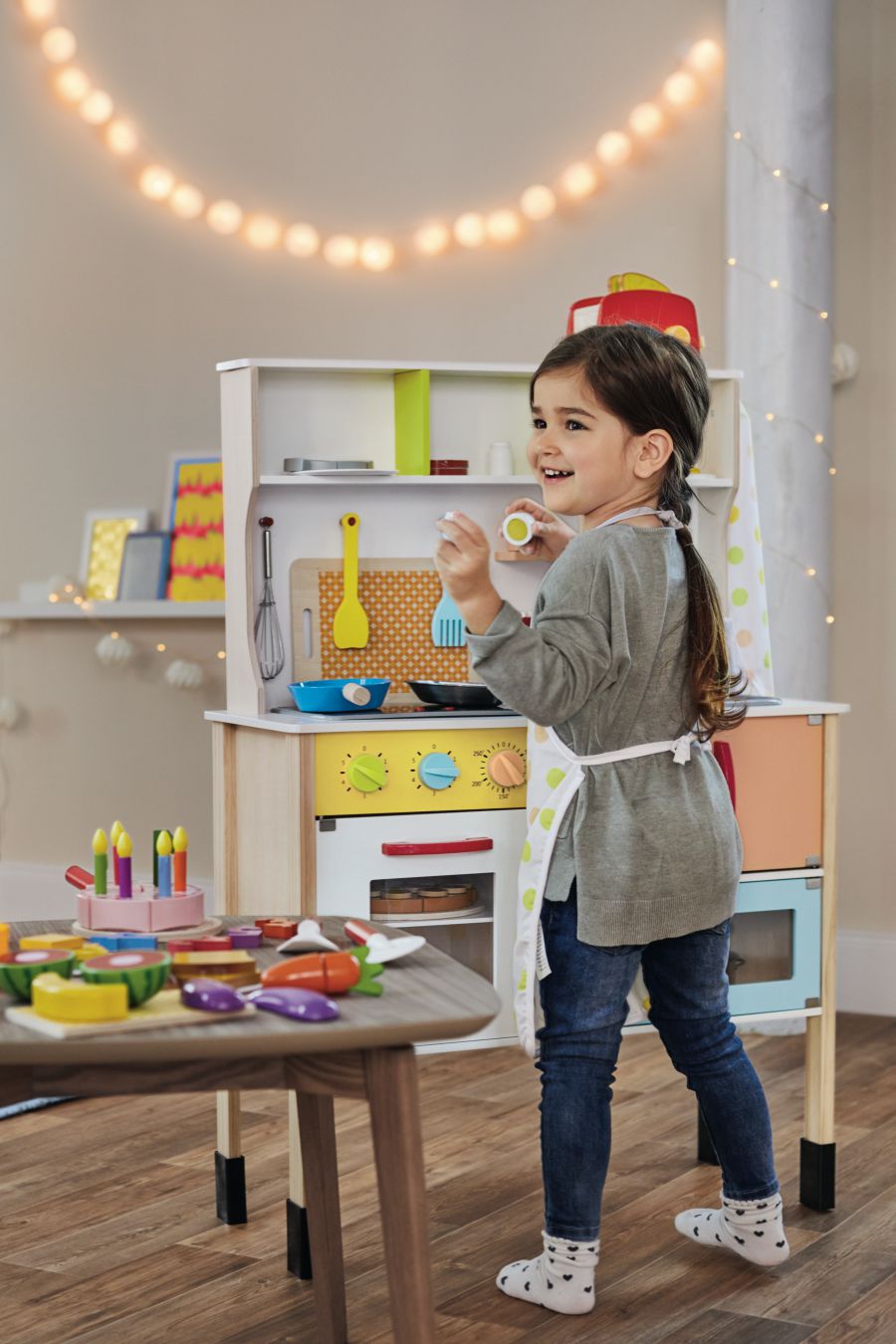 Petite fille qui joue à la cuisine en bois de la marque Playtive de chez Lidl