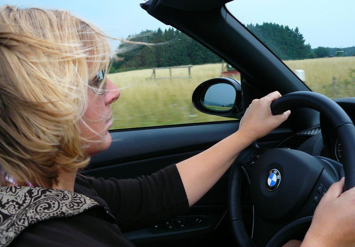 Femme au volant d'une voiture