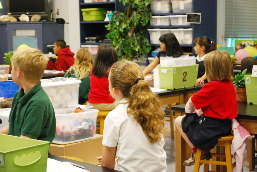 Des enfants dans une salle de classe à l'école