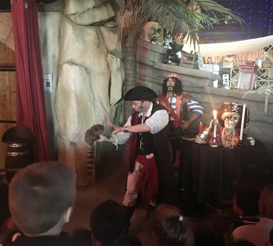 Spectacle de magie au restaurant des pirates