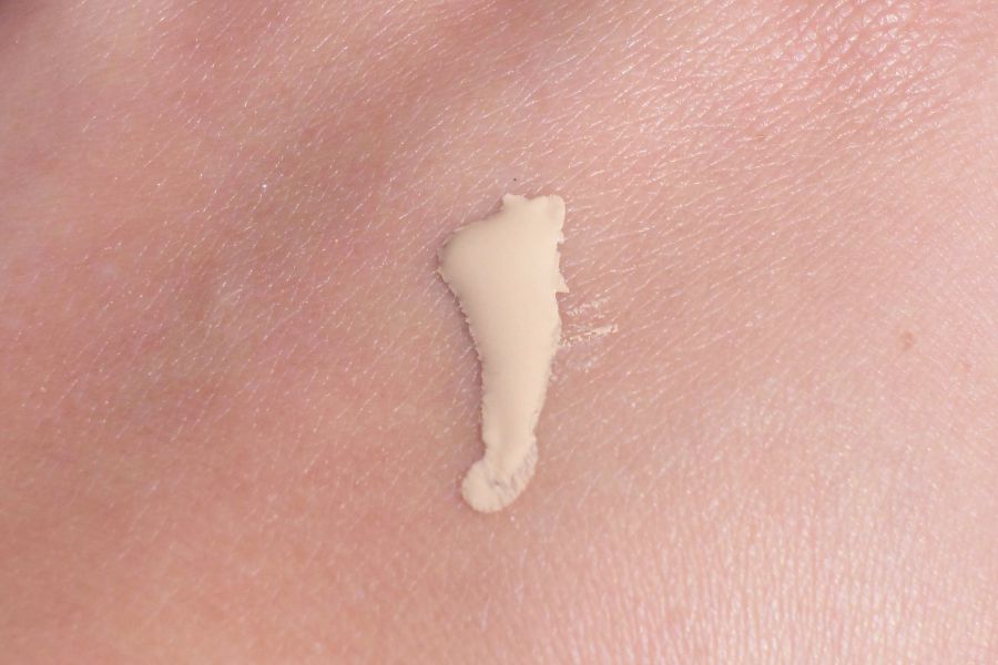 Swatch du fond de teint Aqua Nude de Guerlain