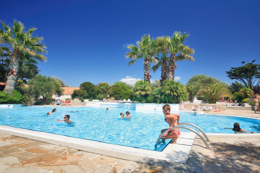 Piscine dans le camping de l'océan sur l'île de ré