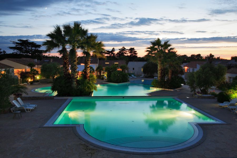 Piscine vue de nuit dans le camping de l'océan sur l'île de ré