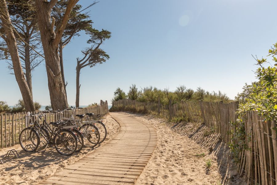 Accès direct à la plage depuis le camping de l'océan sur l'île de ré