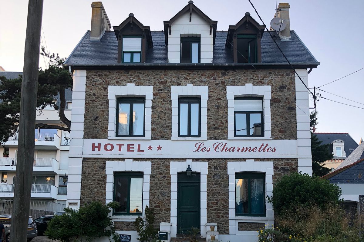 Façade de l'hôtel les charmettes à Saint Malo en Bretagne