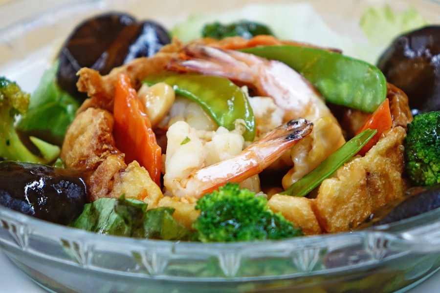 Assiette de légumes cuits au wok