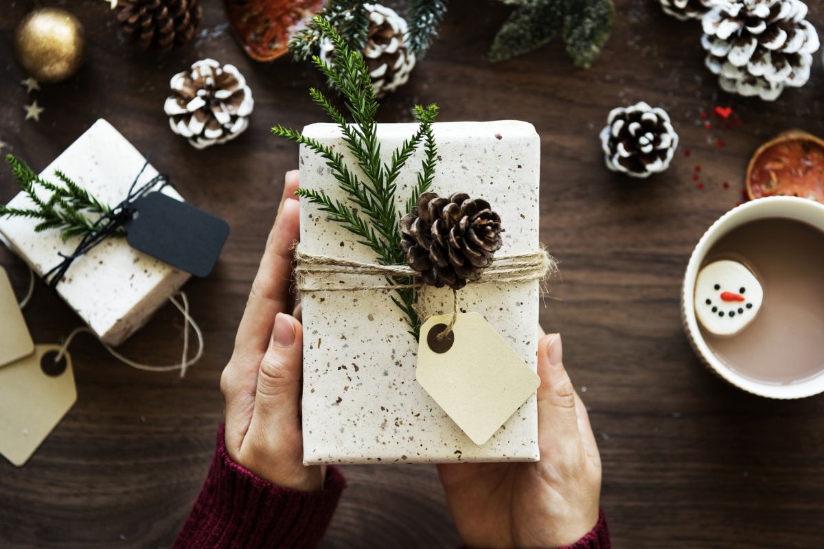 Cadeau de Noël dans les mains de quelqu'un