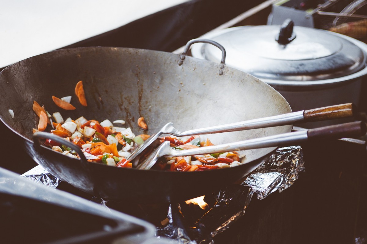 Wok sur une cuisinière