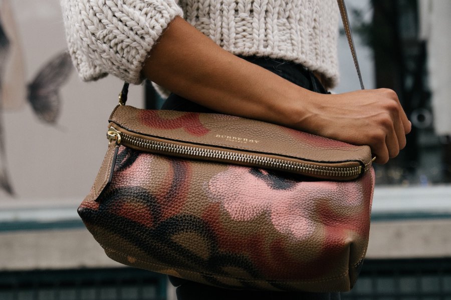 Sac à main de la marque Burberry, porté en bandoulière