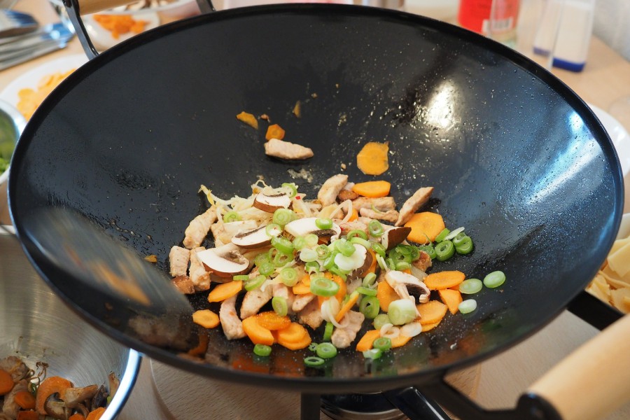 Wok sur une cuisinière