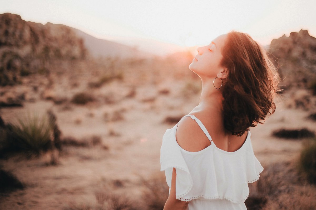 Fille dans une robe sexy au coucher du soleil