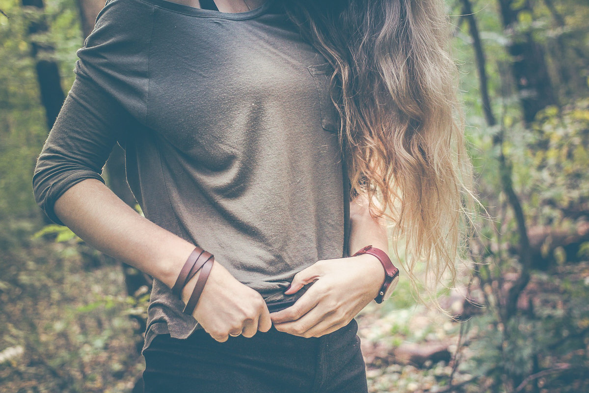 Femme qui se tient la ceinture