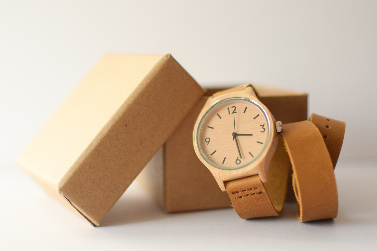 Montre en bois TheWoodStock, avec son double bracelet en cuir.