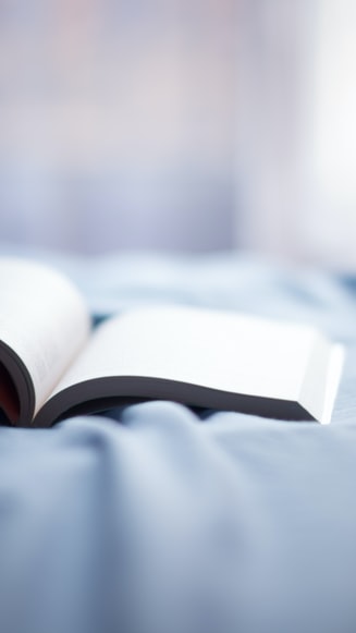 Livre ouvert sur un lit