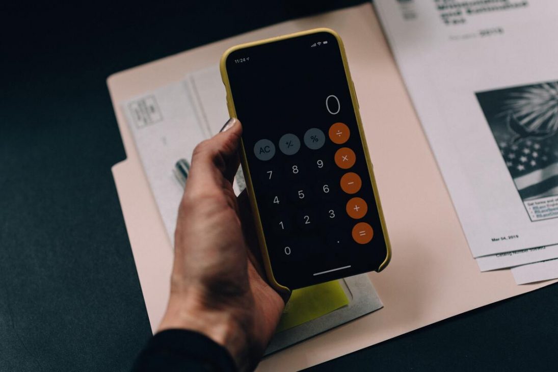 IPhone sur le mode calculatrice en préparation du budget de l'année à venir.