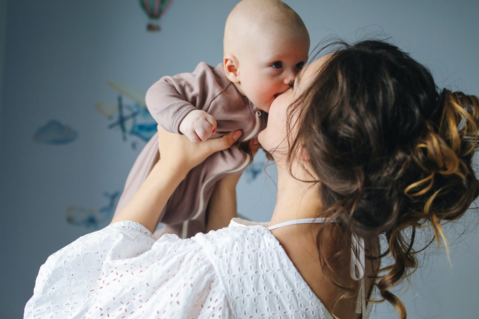 Maman qui embrasse son bébé