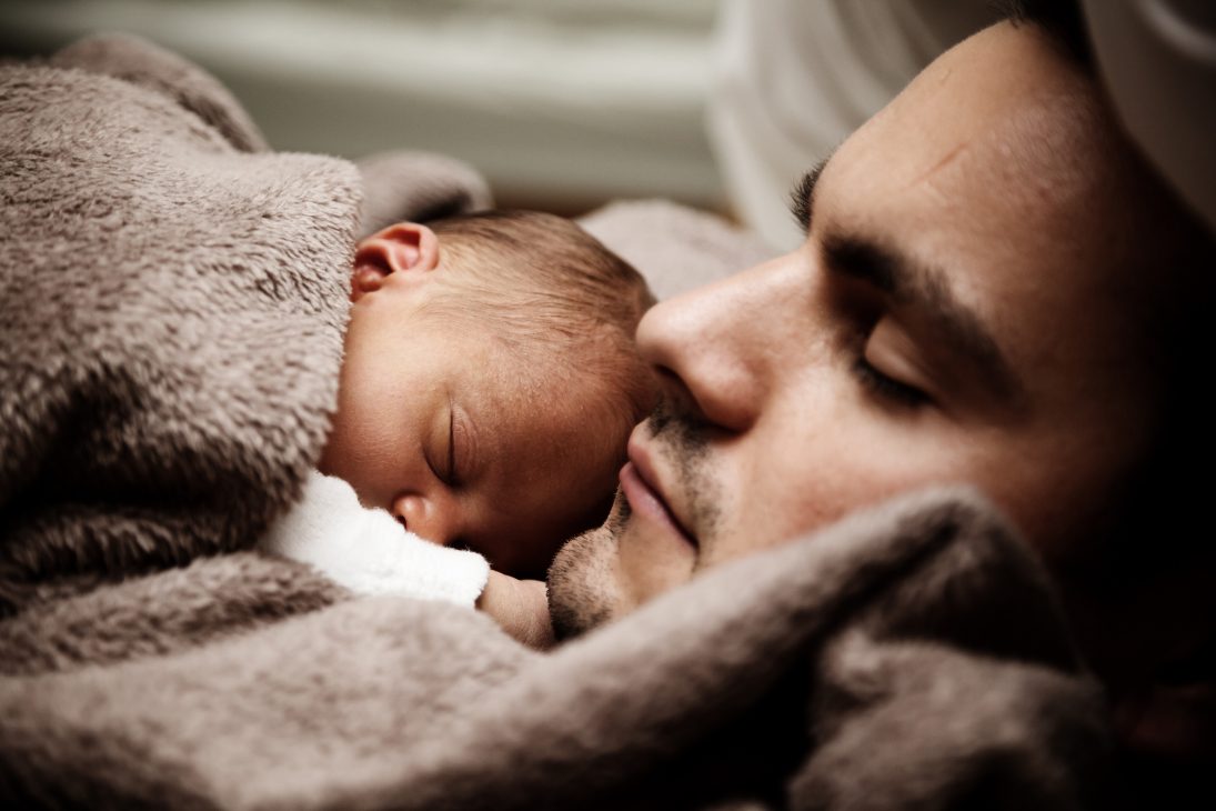 Papa qui dort avec son bébé