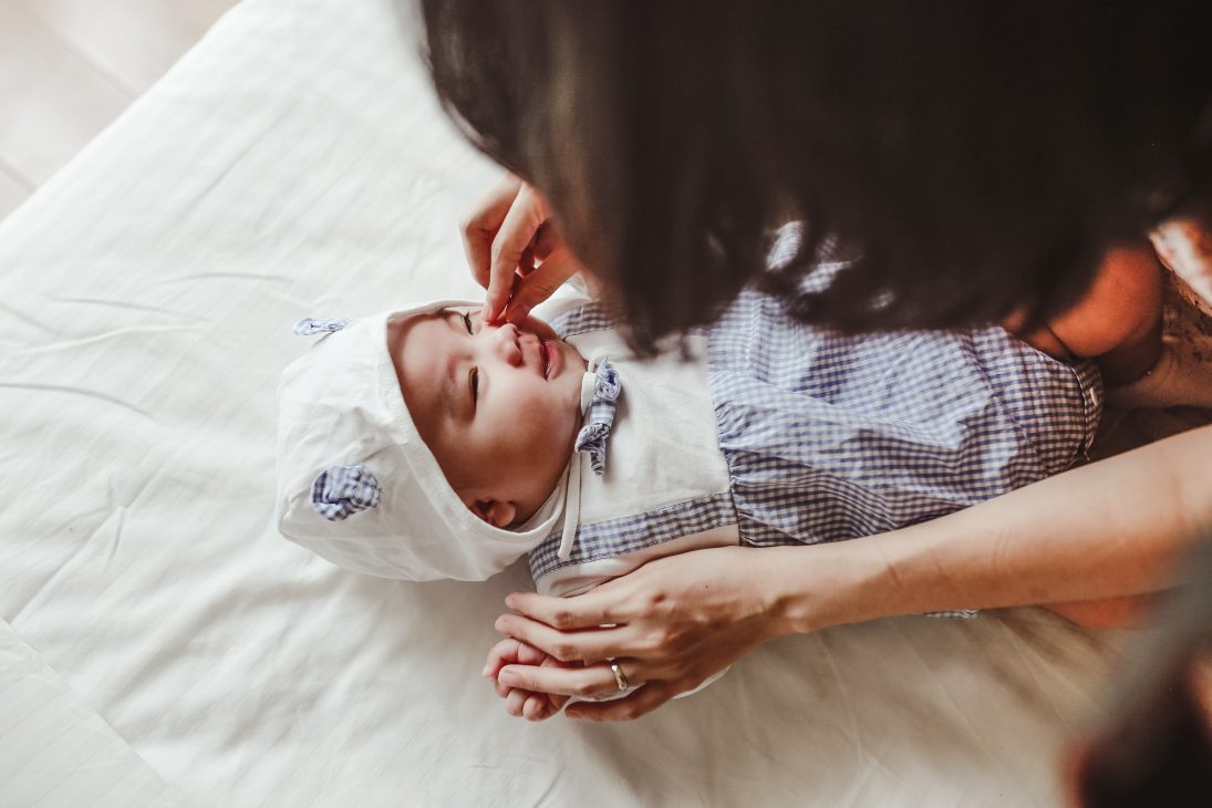 Maman qui prend soin de son bébé