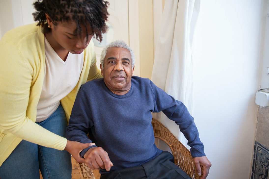 Femme, aide à domicile, qui aide un senior dans son quotidien