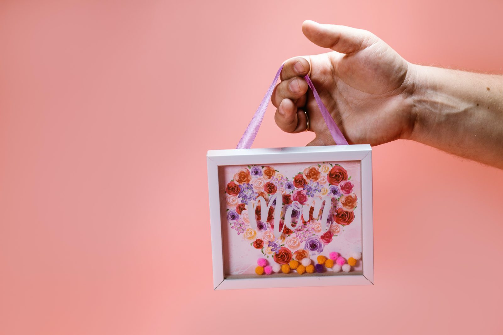 Boîte "mom" avec des fleurs pour la fête des mères