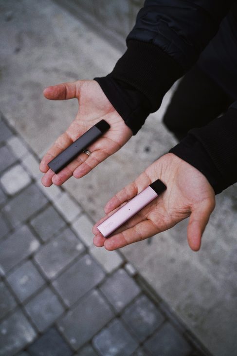 Deux cigarettes électroniques dans des mains