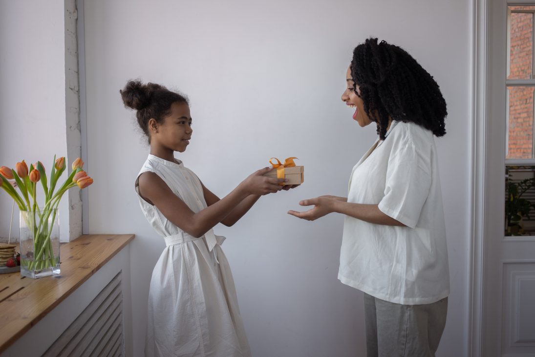 Jeune fille qui offre un cadeau à sa mère pour une occasion spéciale