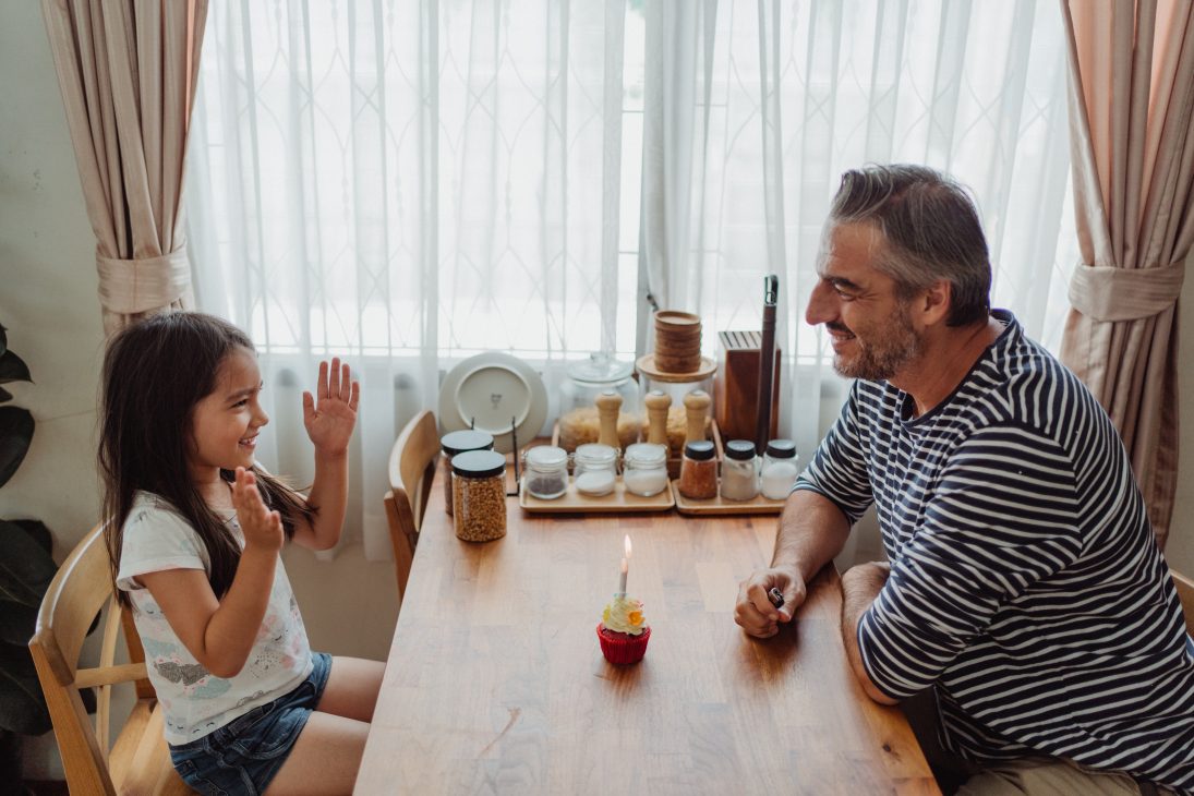 Petite fille et son père lors d'une occasion spéciale