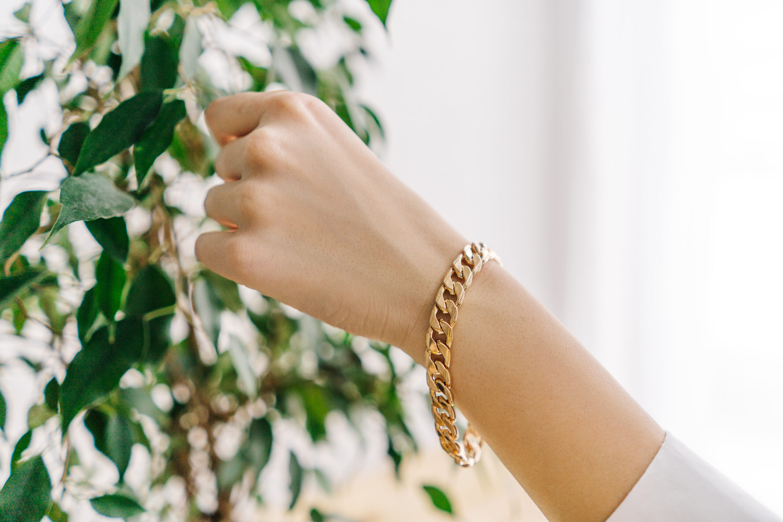 Bracelet doré pour femme sur son poignet.