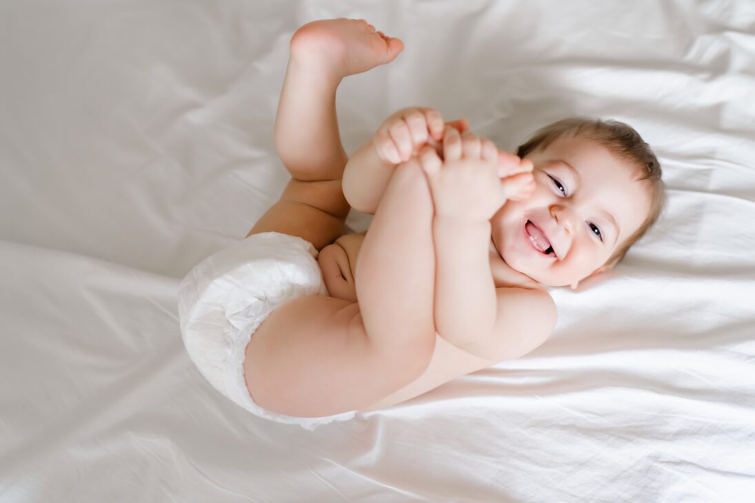 Bébé en couche sur un lit