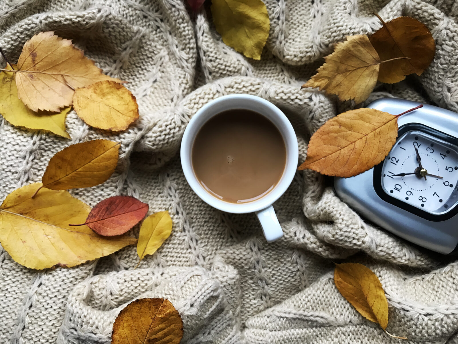 Tasse dans un espace cocooning en automne, suite au changement d'heure