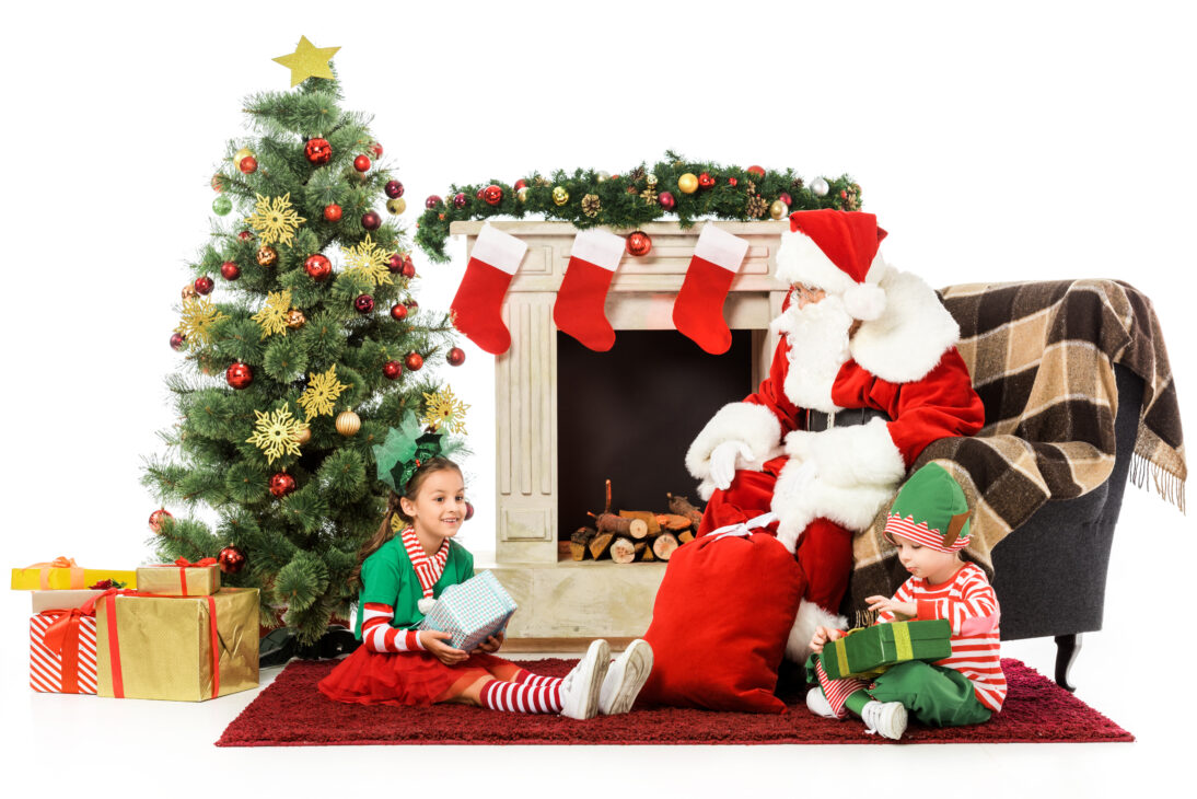 Enfants qui croient au Père Noël, devant la cheminée.