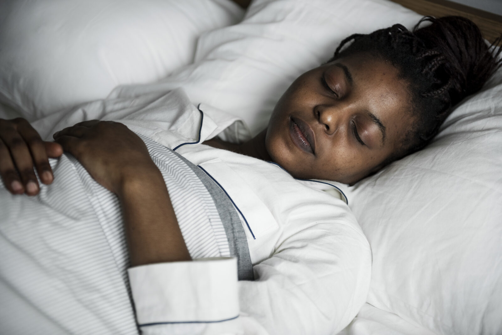 Femme noire qui dort, 5 astuces naturelles pour dormir mieux