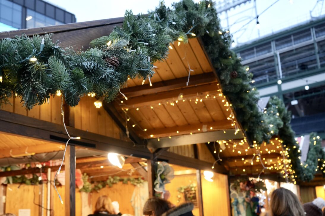 Chalets sur un marché de Noël