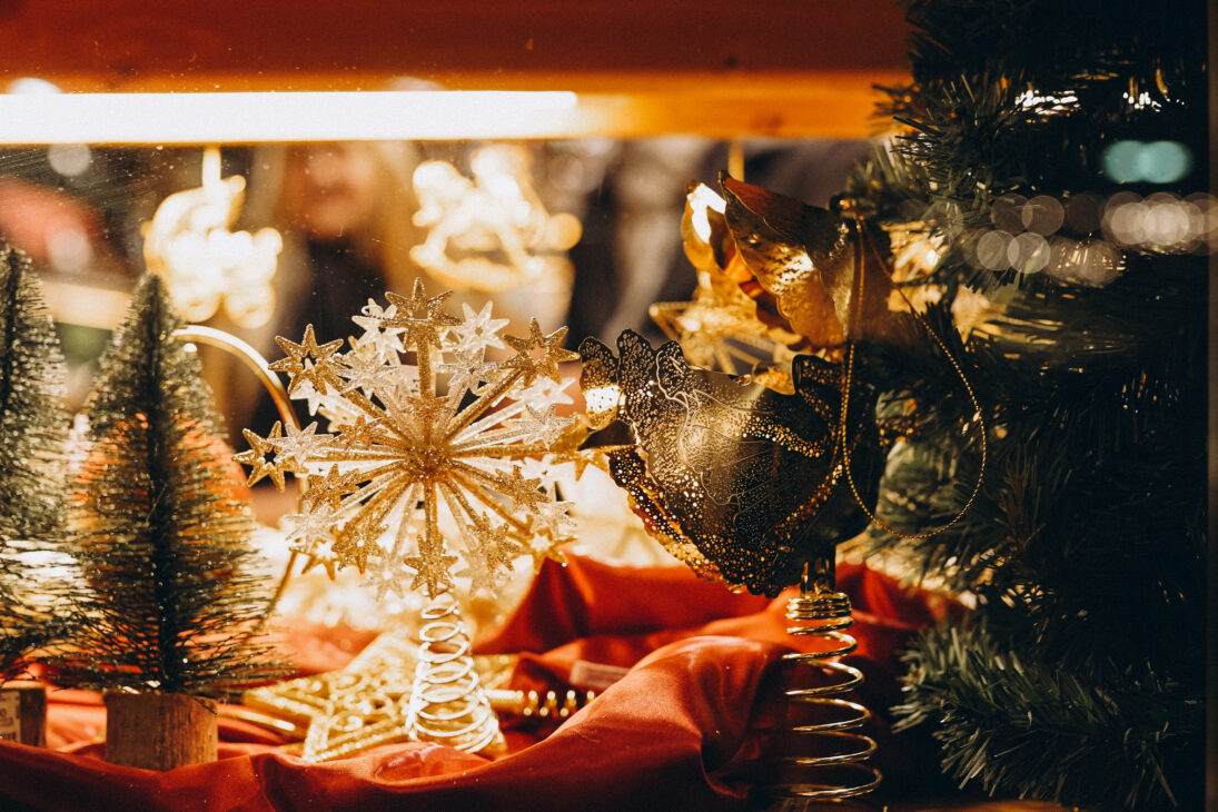 Détails sur un chalet d'un marché de Noël