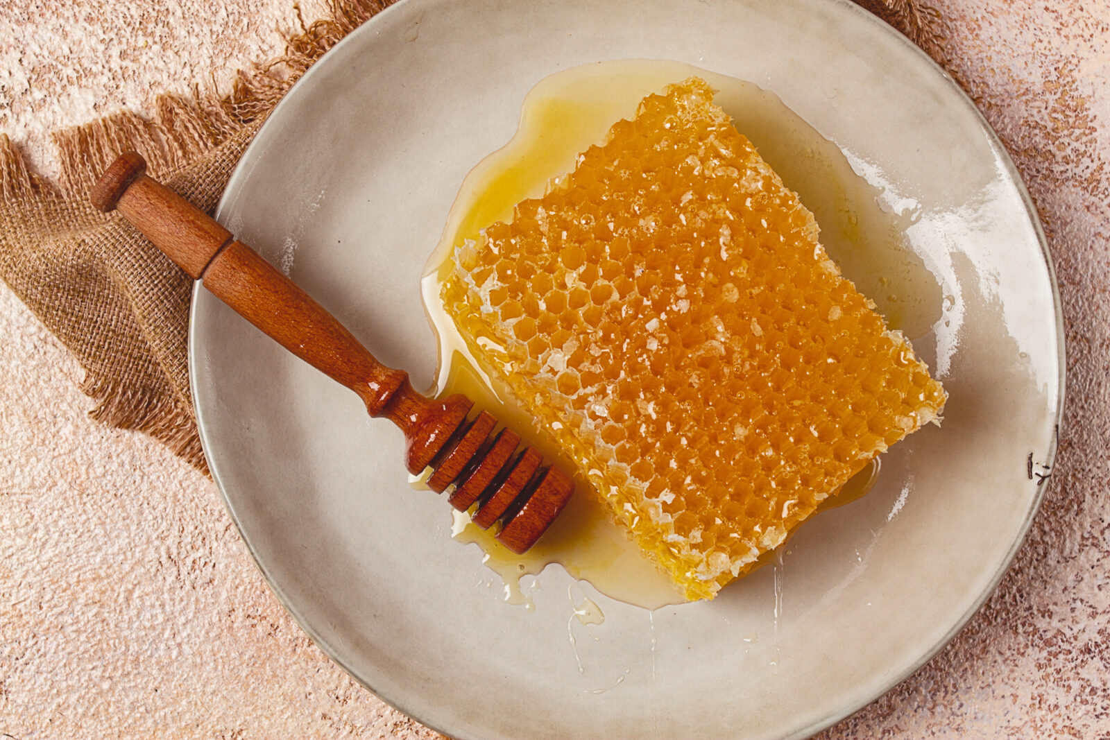 Miel dans une assiette, les bienfaits de la gelée royale