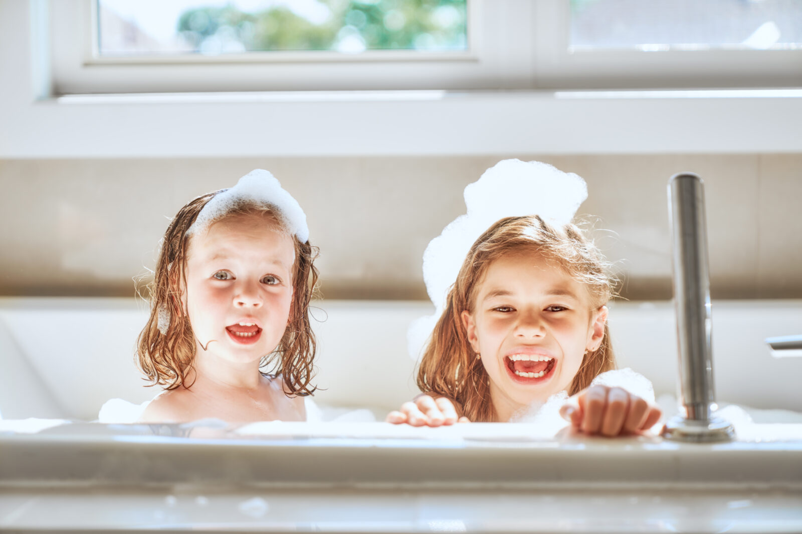 Enfants dans un bain qui font des soins TOOFRUIT