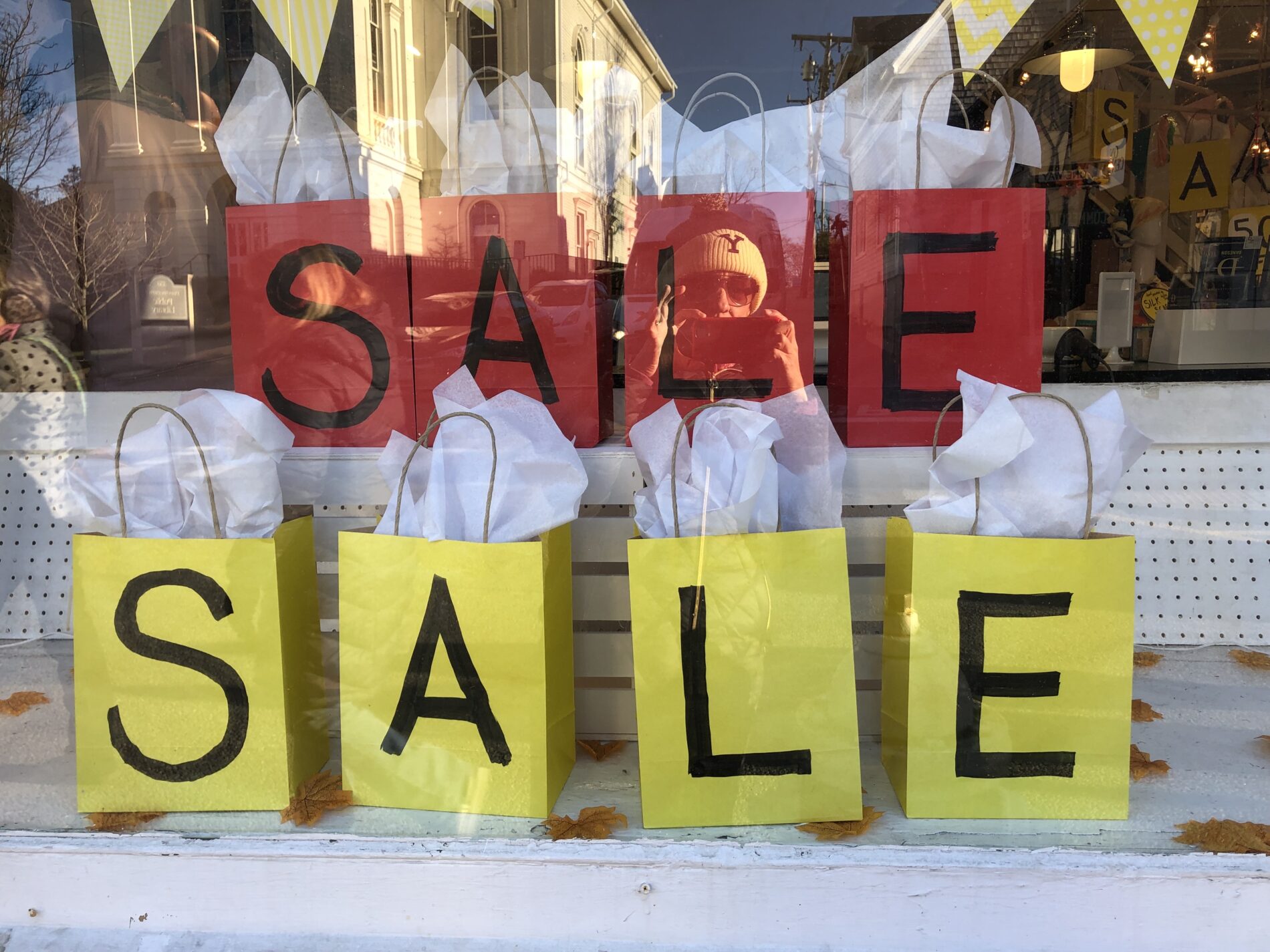 Vitrine de soldes pour réaliser des écoonomies