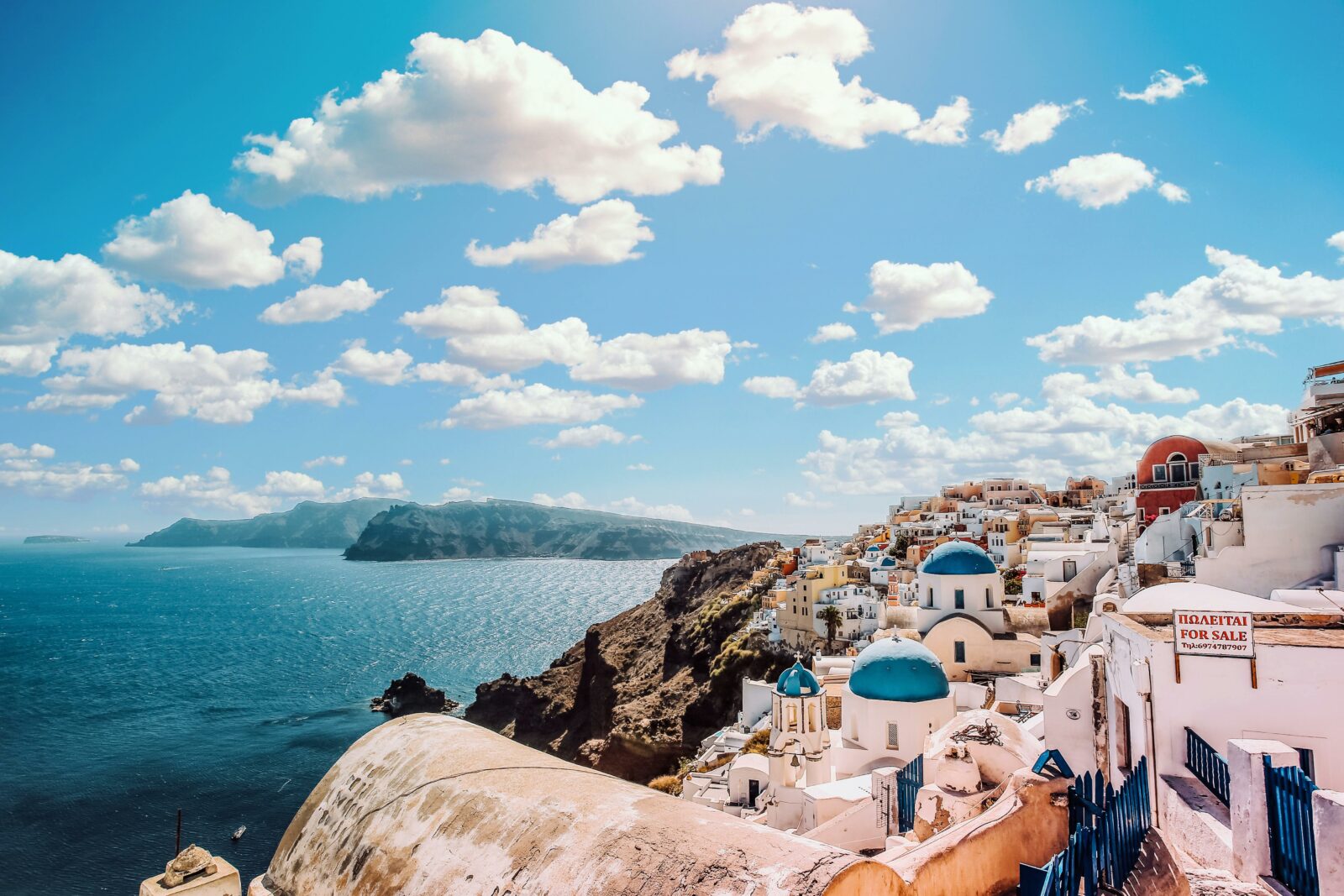 Santorin, un des plus beaux spots pour une escapade romantique en amoureux.